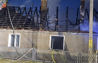 Dach domu w Radzyniu spłonął doszczętnie.