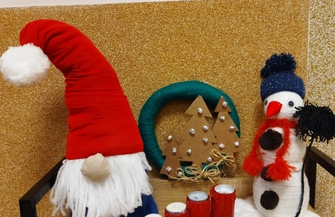 Wschowscy seniorzy przygotowali ozdoby świąteczne i zanieśli je chorym FOTO