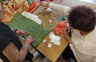 Wschowscy seniorzy przygotowali ozdoby świąteczne i zanieśli je chorym FOTO