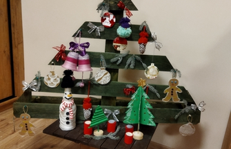 Wschowscy seniorzy przygotowali ozdoby świąteczne i zanieśli je chorym FOTO