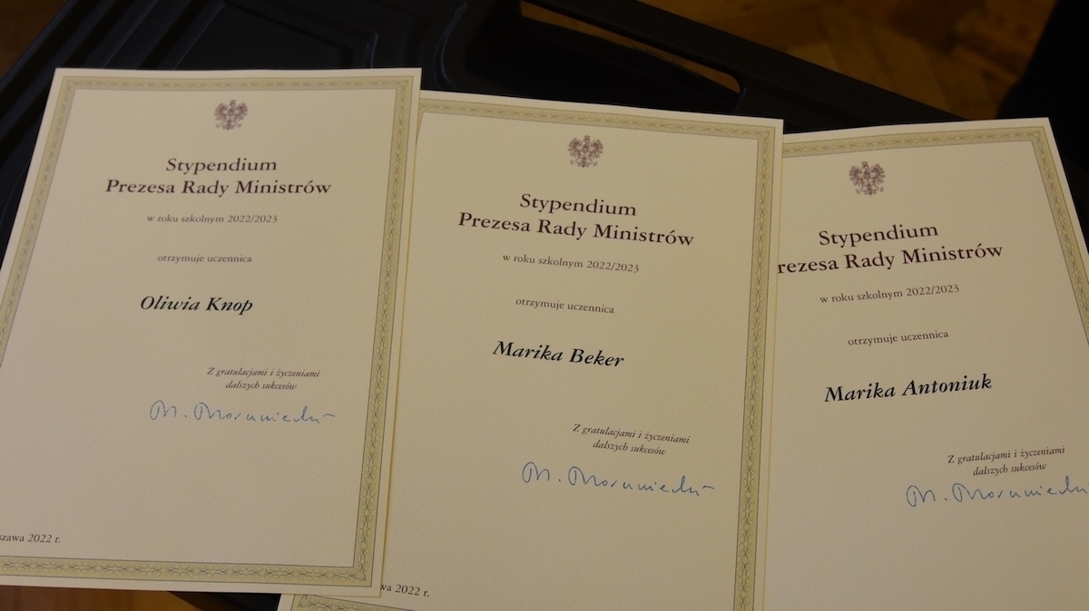 Trzy stypendystki Prezesa Rady MinistrówwI Zespole Szkół FOTO
