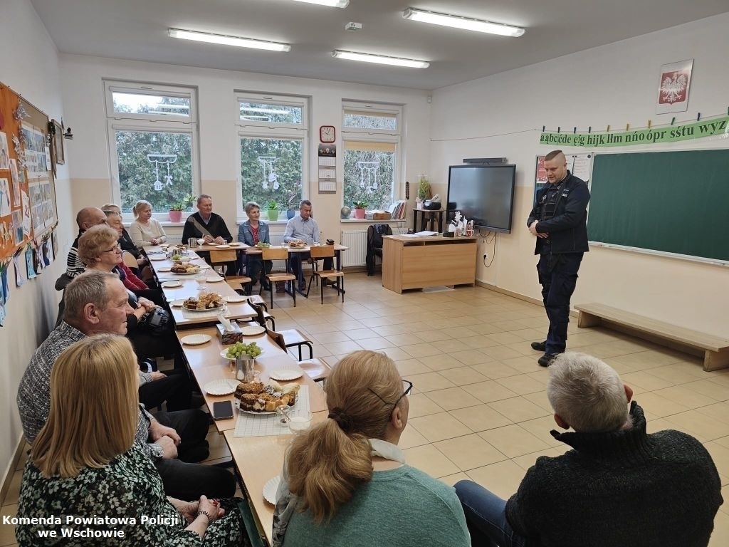 Policjanci złożyli życzenia z okazji Dnia Babci i Dnia Dziadka FOTO