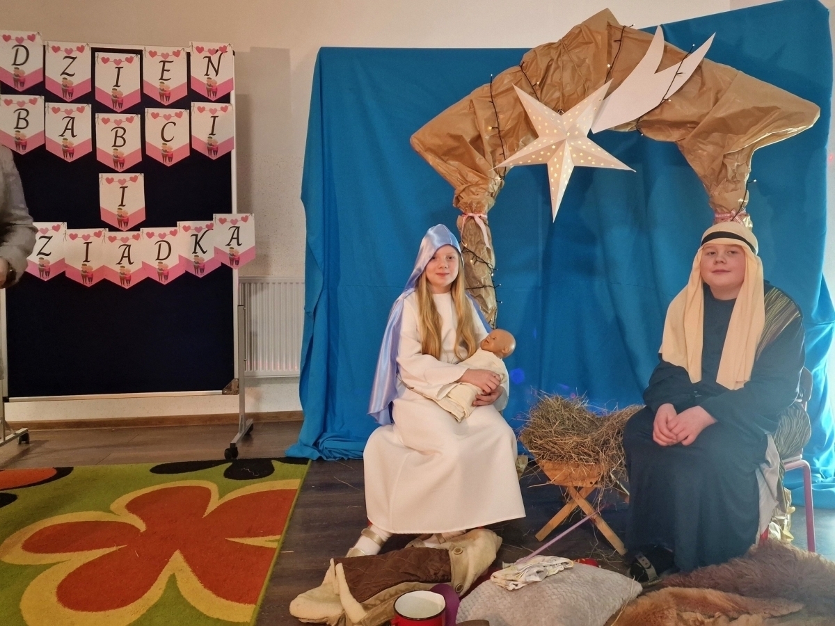 Święto Babci i Dziadka w Łupicach przedstawienie i jasełka dla seniorów FOTO