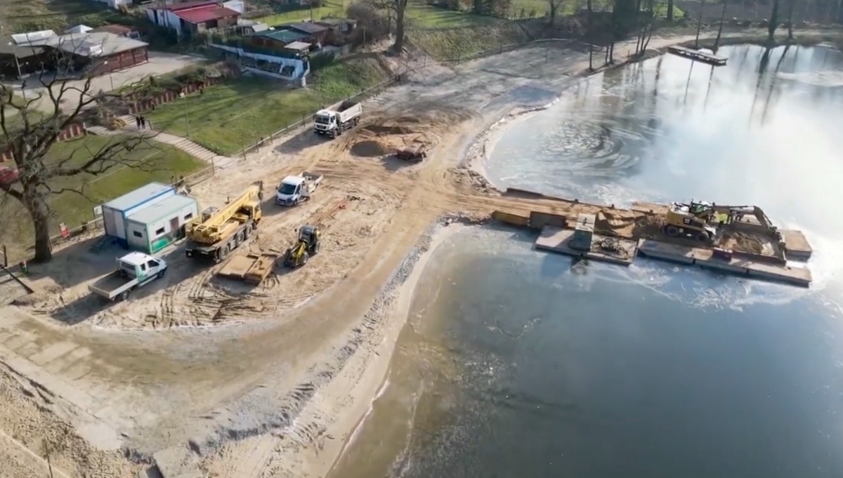 Lgiń Zima nie powstrzymuje budowy nowych pomostów VIDEO
