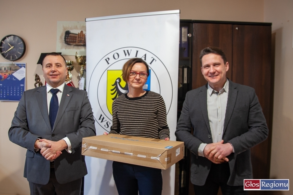Uczniowie otrzymali m.in. laptopy - Fundusz Pomocy Ukrainie FOTO
