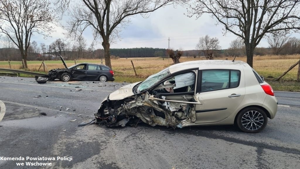 Czołowe zderzenie clio z laguną