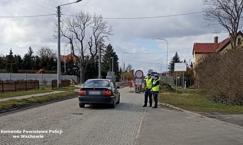 Tylewice kontrole policyjne na zamkniętym odcinku drogi