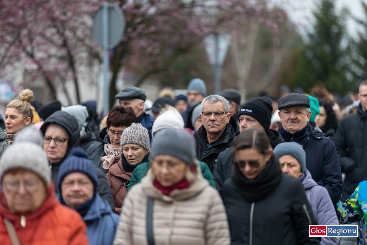 Droga Krzyżowa ulicami Wschowy ze św. Janem Pawłem II FOTO