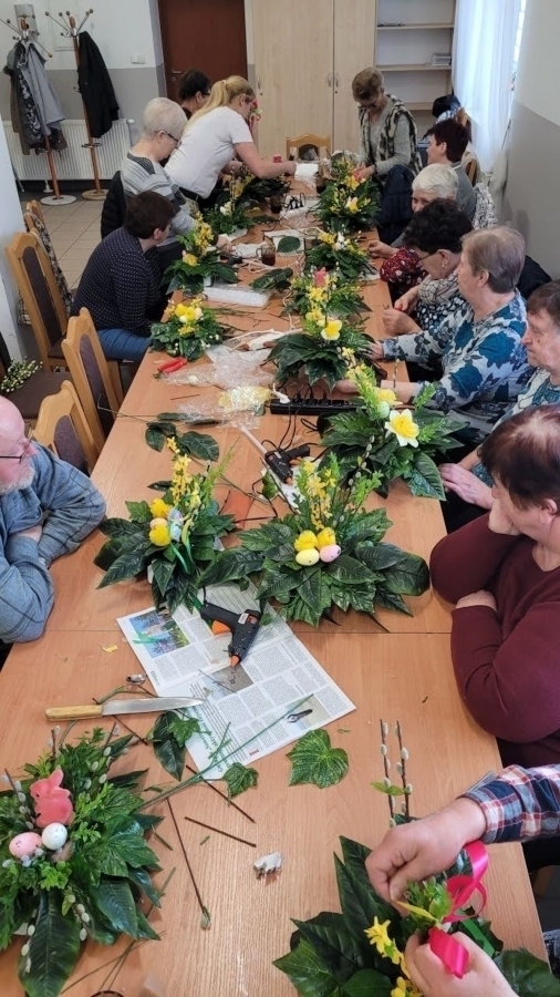 Seniorzy z Gminy Szlichtyngowa tworzą piękne ozdoby wielkanocne FOTO