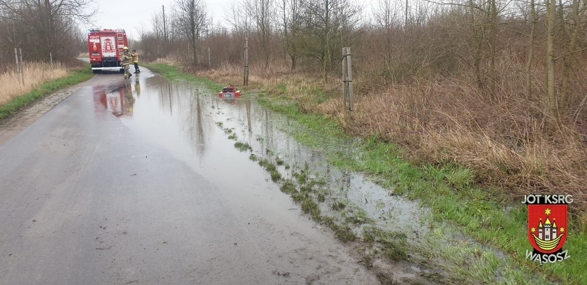 Miejscowe zagrożenie Woda zalewająca częściowo jezdnię w Drozdowicach Wielkich