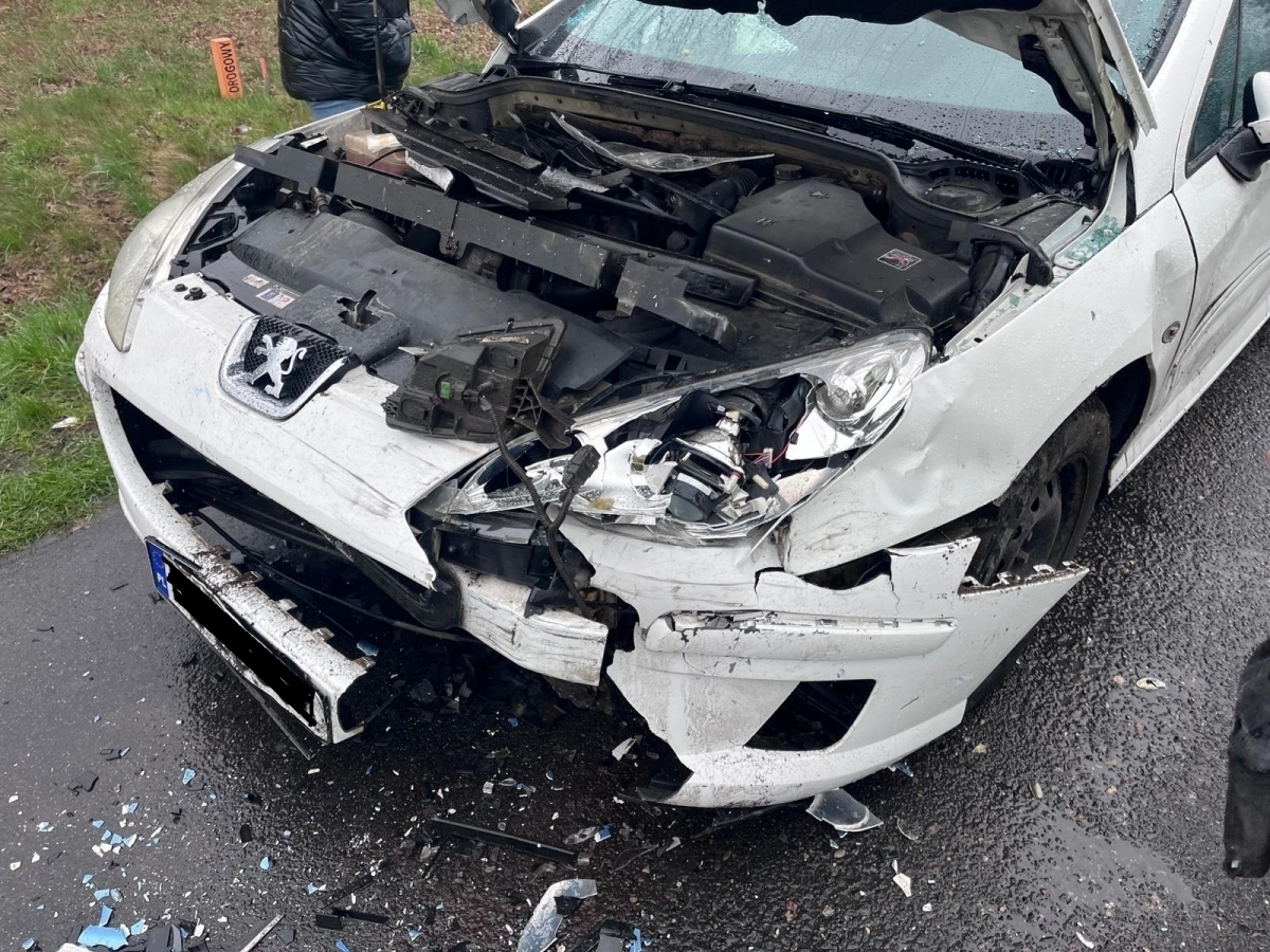 Zbaków Dolny Kierowca Citroena C3 wpadł w Peugeota 407 FOTO
