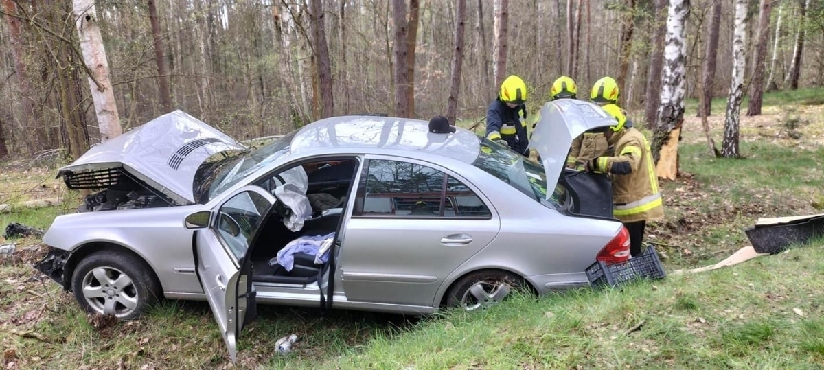 Wypadek na DW 318 kierowca mercedesa wpadłdo rowu i uderzył w drzewo FOTO