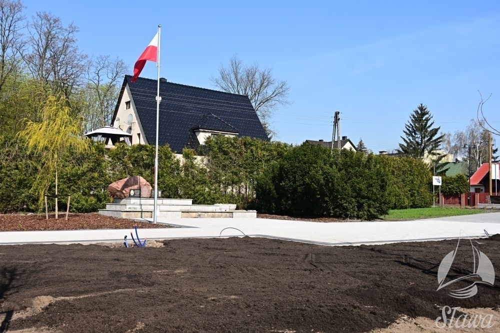 Burmistrz Sławy zasadził drzewo