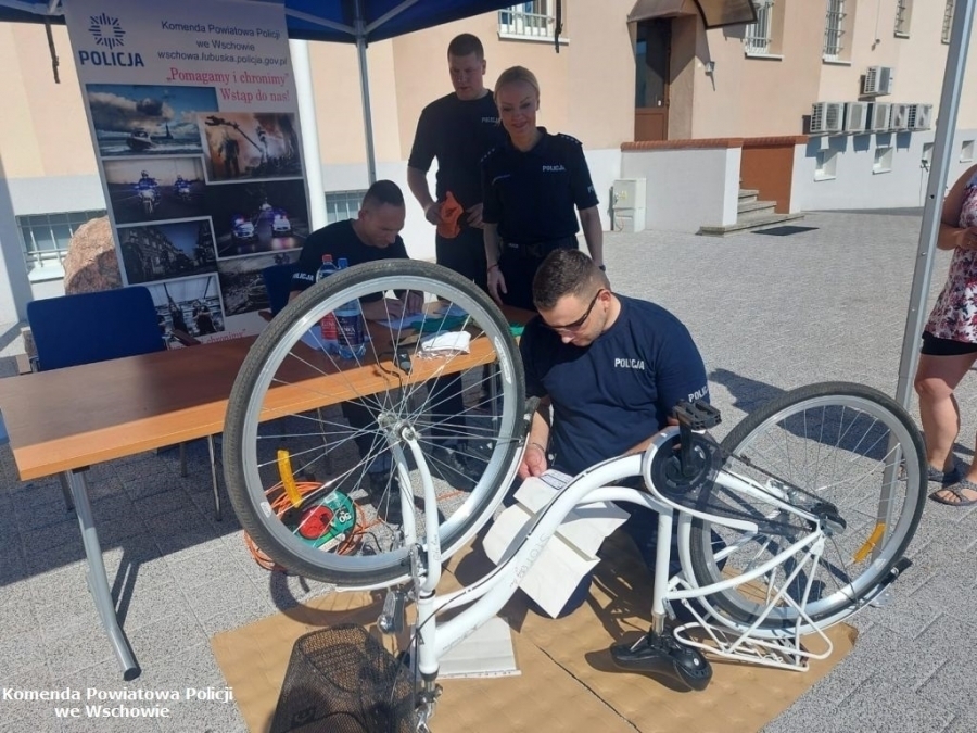 Policjanci zapraszają na znakowanie rowerów