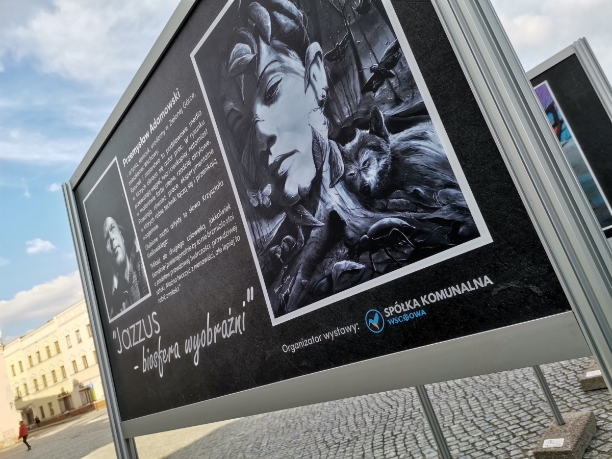 Przed wschowskim ratuszem można podziwiaćprace Przemysława Adamowskiego