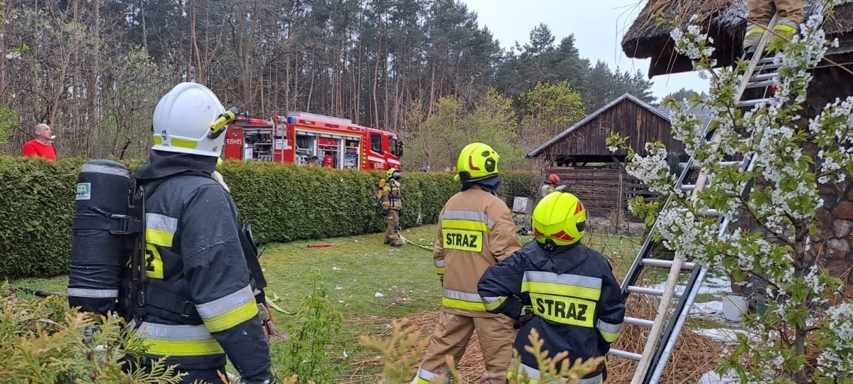 Pożar w miejscowości Głuchów wymagająca akcja strażaków trwała 8 godzin FOTO