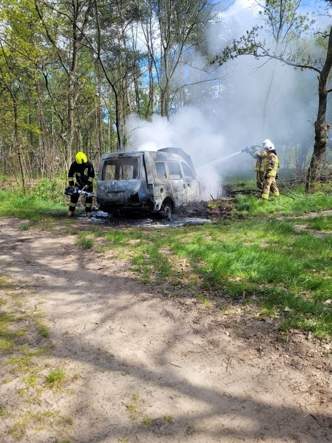 Nowe Strącze Samochód zaparkowany w lesie spłonął doszczętnie FOTO
