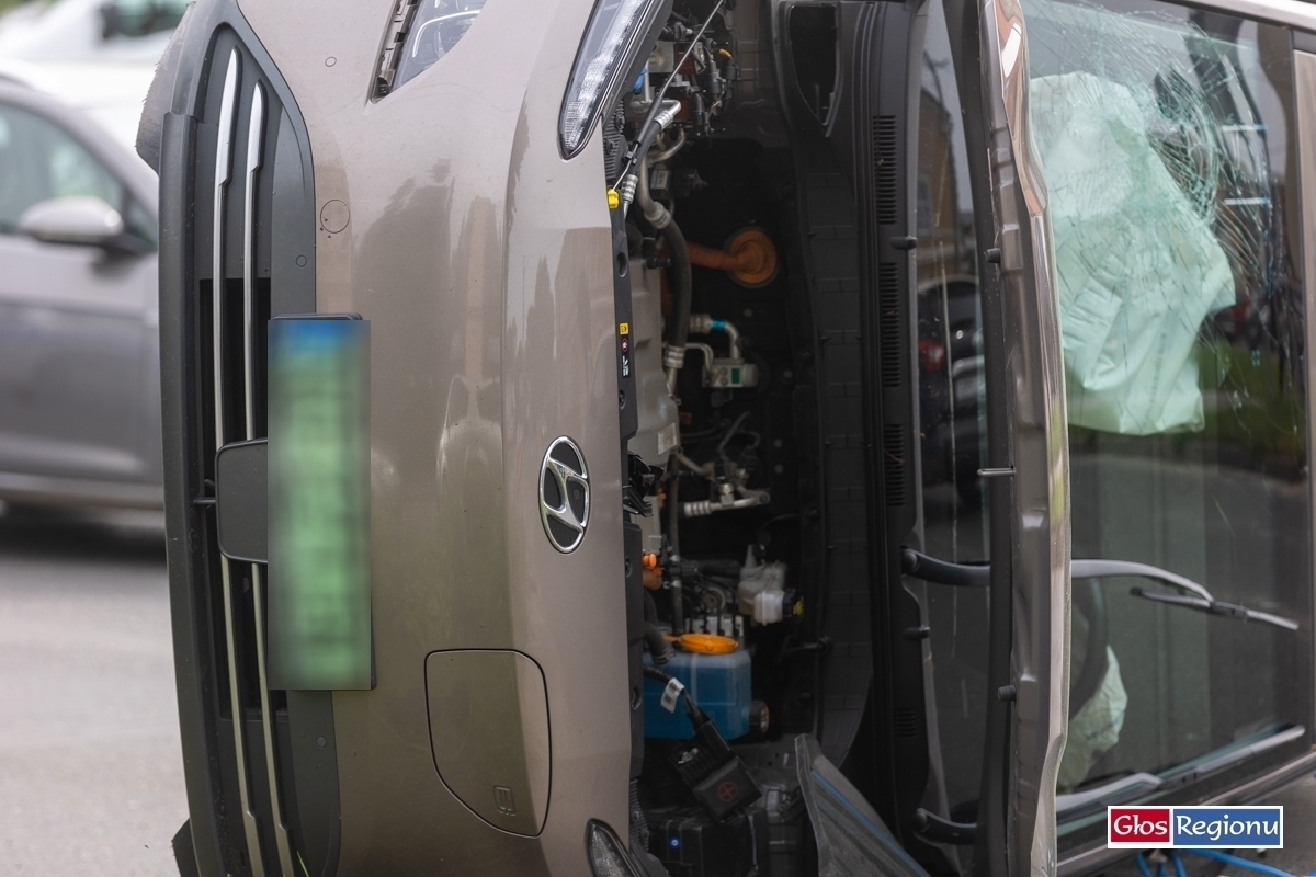 Wschowa. Elektryczny Hyundai wylądował na boku FOTO
