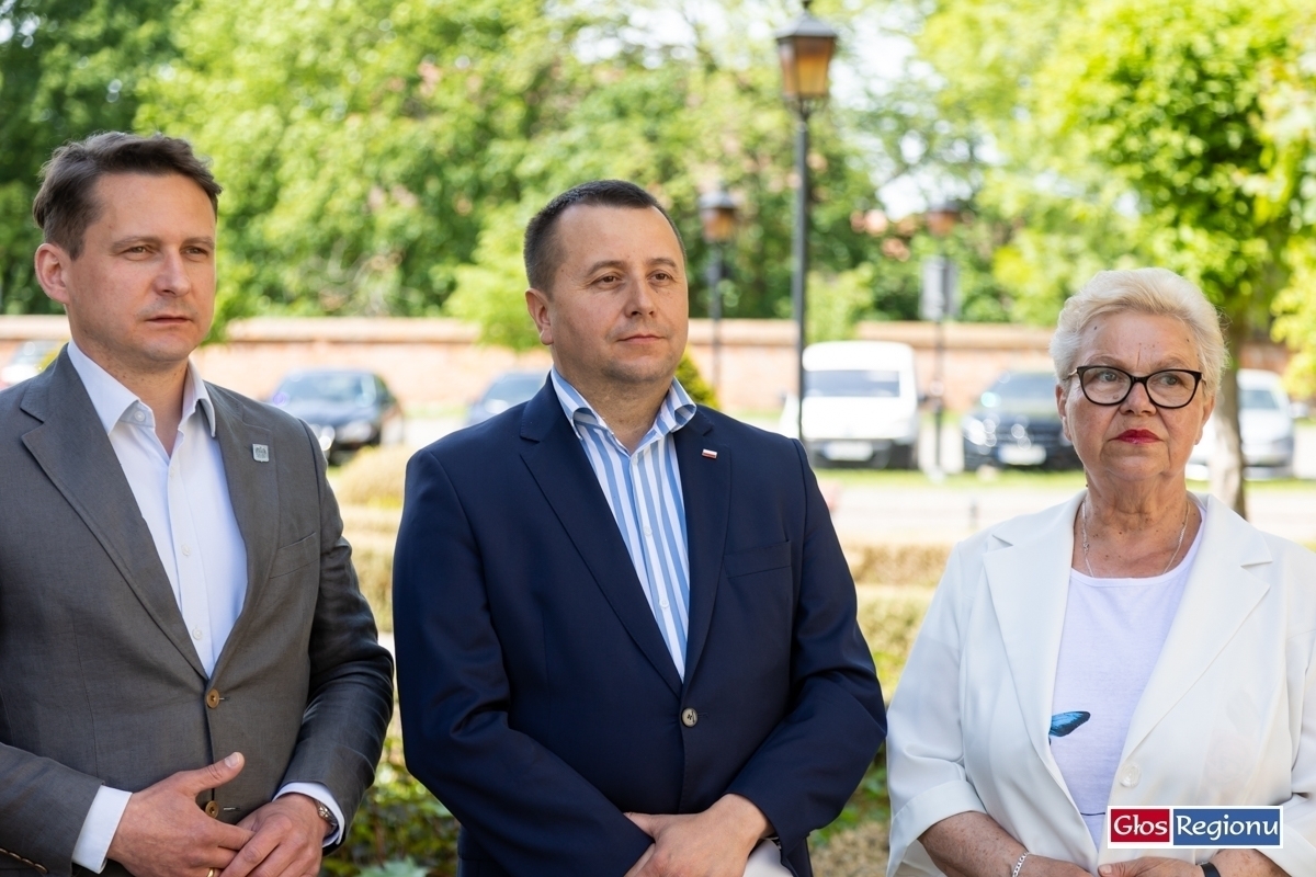 Konferencja PiS we Wschowie Nowe programy społeczne i odpowiedź na krytykę PO
