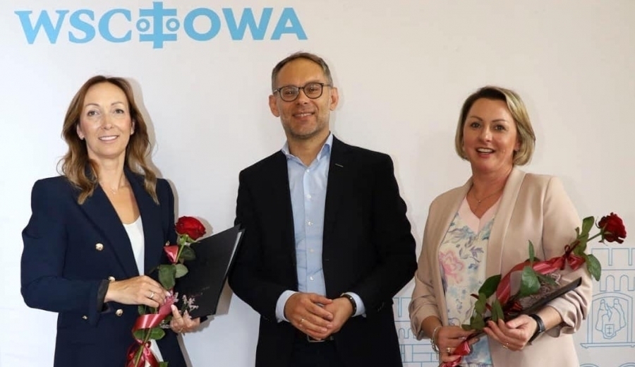 B. Stachowska i A. Huzar z aktami mianowania na stanowisko dyrektora