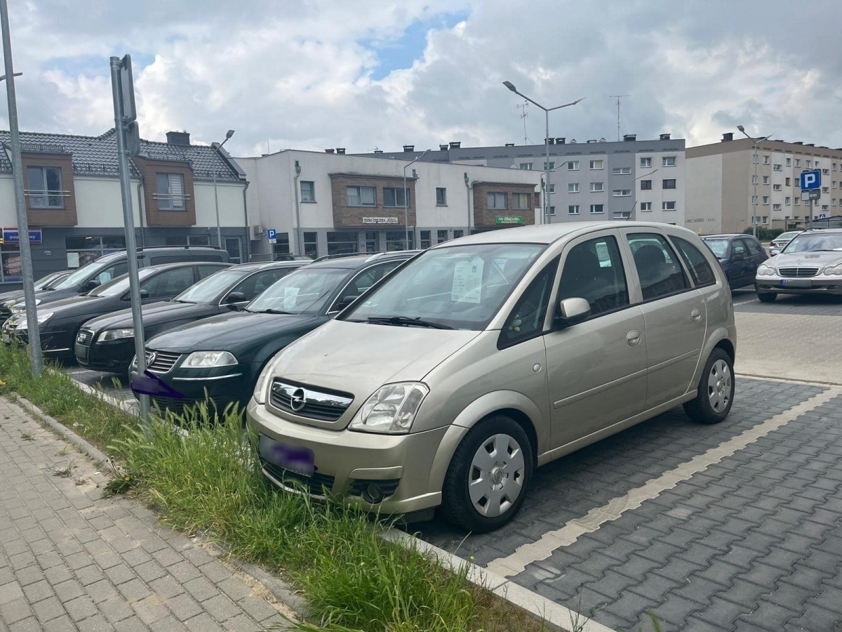 Wschowa. Z publicznego parkingu robią giełdę samochodową