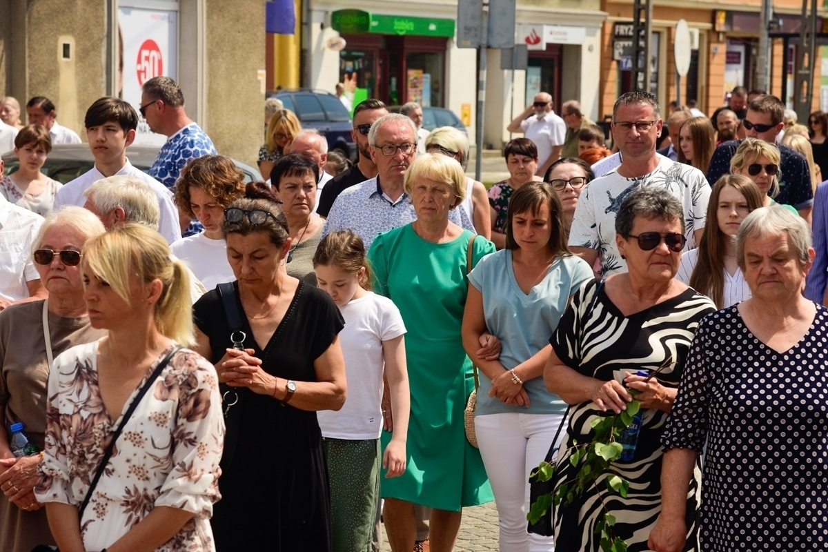 Boże Ciało Wschowa 2023. Setki wiernych przeszło ulicami w procesji FOTO
