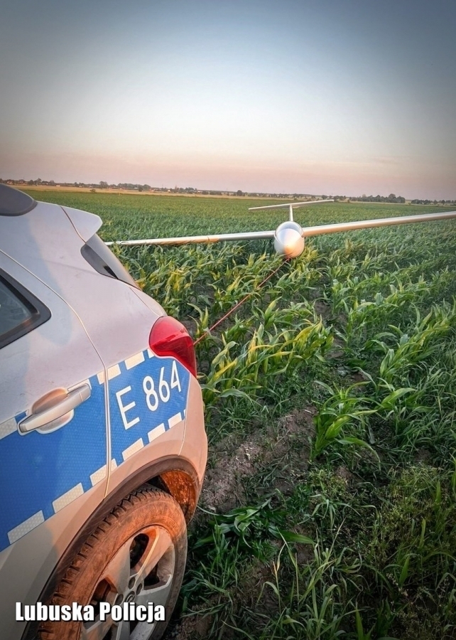 Nietypowe lądowanie pod Wschową. Pilotce szybowca z Poznania pomogli policjanci