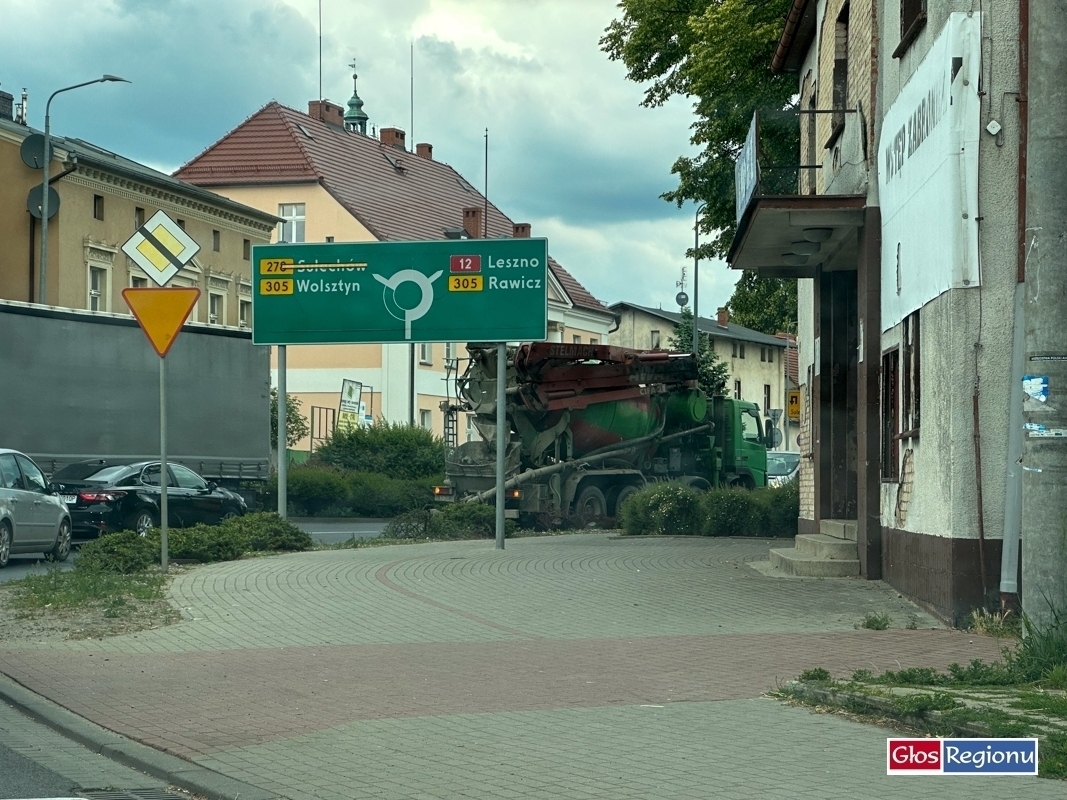 Wschowa. Tworzą się korki. Kierowcy muszą omijać betonowóz FOTO