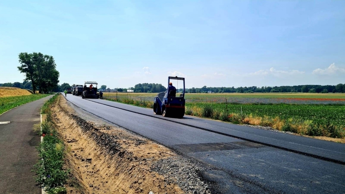 Na drodze Wyszanów-Szlichtyngowa wylewana jest warstwa ścieralna jezdni FOTO
