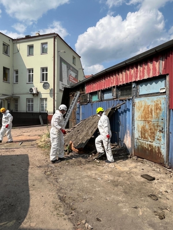 Wschowa. Trwa rozbiórka nieczynnego pawilonu handlowego FOTO