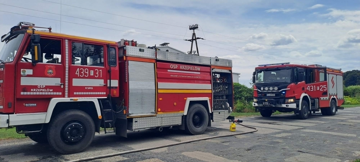 Ciepielówek. Zapaliłsięsamochód ciężarowy przewożący bele słomy FOTO