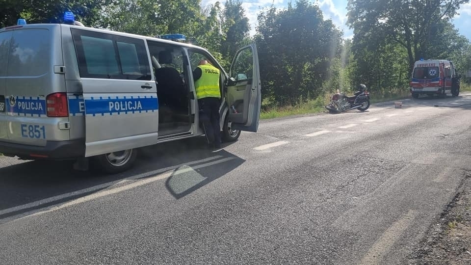 DW nr 318 zablokowana Zderzenie motocykla z pojazdem osobowym w Tarnowie Jeziernym FOTO