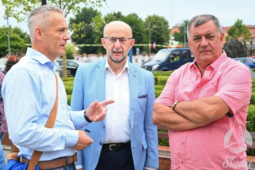 Nowy drogowskaz na sławskim rynku