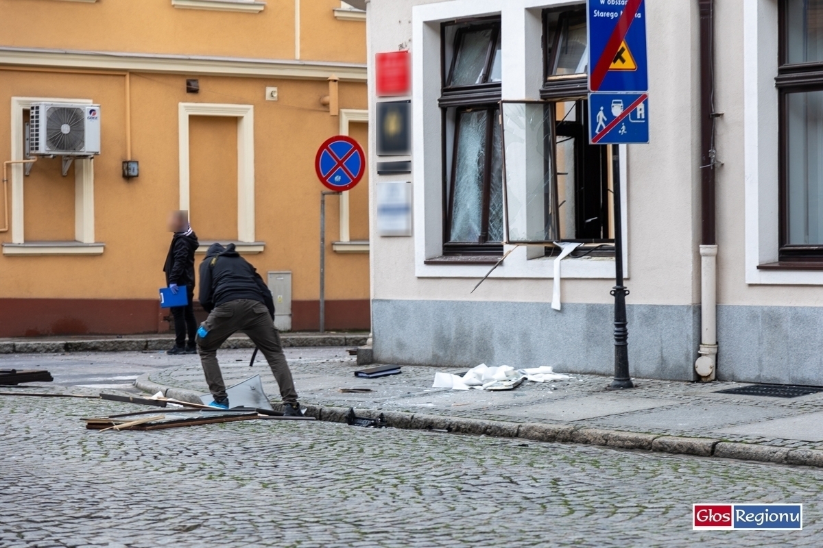 Wschowa. Nieznani sprawcy wysadzili bankomat FOTO