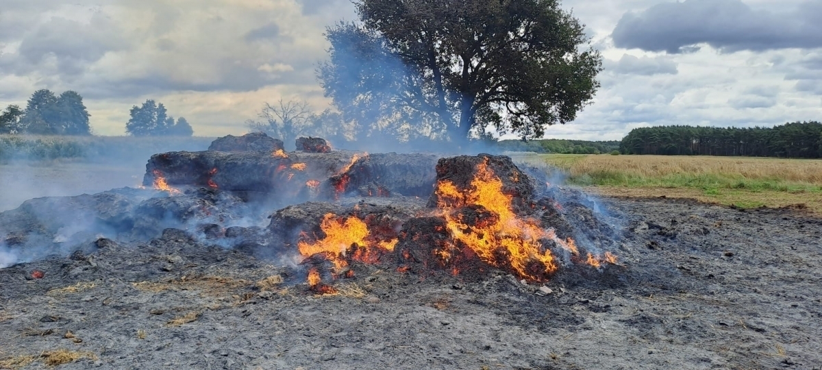 Krzepielów. Płonął 30 metrowy stóg słomy FOTO