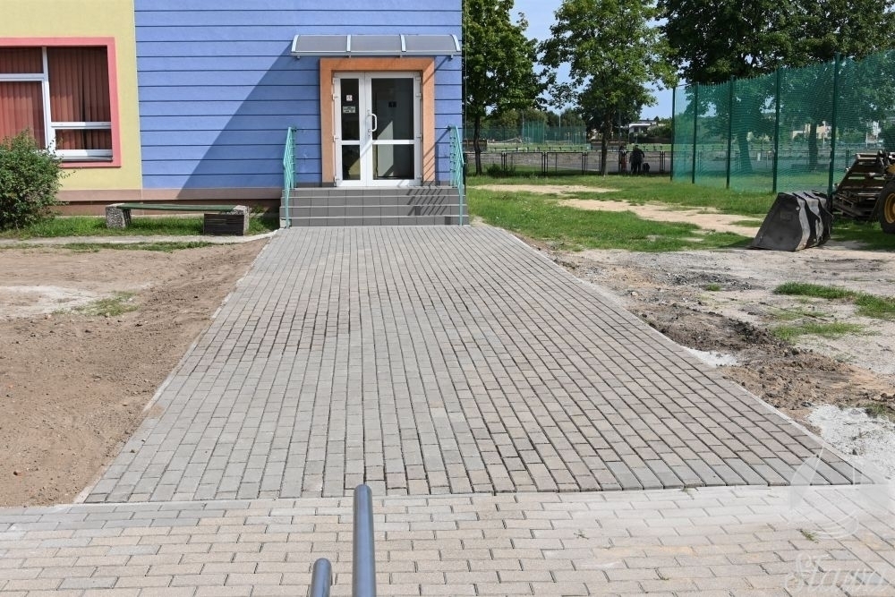 Nowy chodnik dla uczniów Szkoły Podstawowej w Sławie FOTO