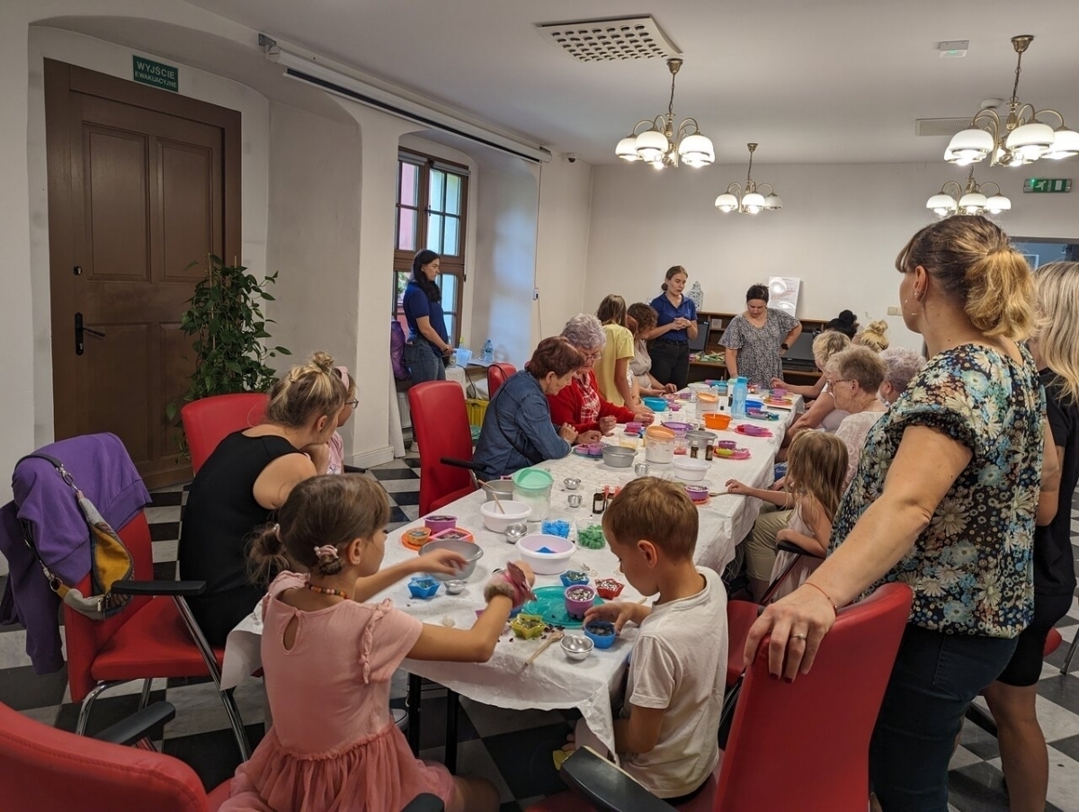 Ekotorby dla dzieci i eko kosmetyki dla dorosłych. Warsztaty Jestem eko z biblioteką FOTO