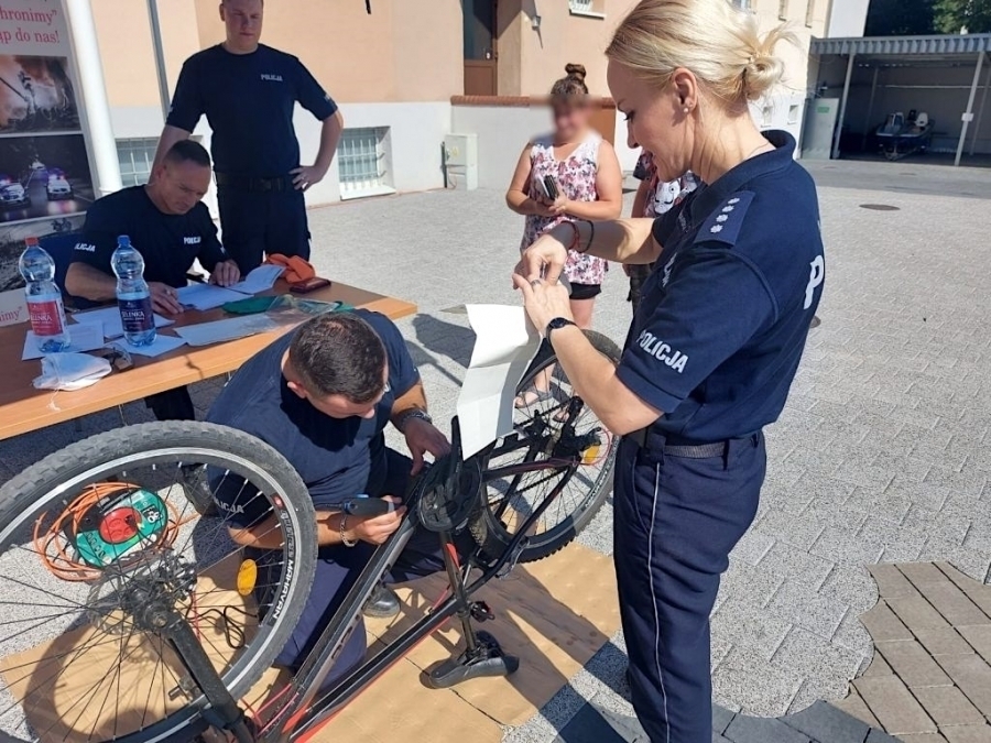 Policjanci ze Wschowy zapraszają na akcjęznakowania rowerów