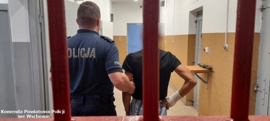 Sława. 57-latek próbował ukryćsięw... jeziorze