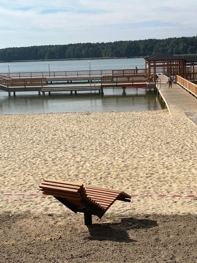 Ławki leżaki i nie tylko. Trwa montaż małej architektury na plaży w Lginiu FOTO