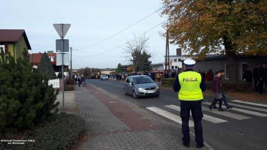 Wszystkich Świętych we Wschowie. Policjanci zapowiadająkontrole i zmiany w organizacji ruchu