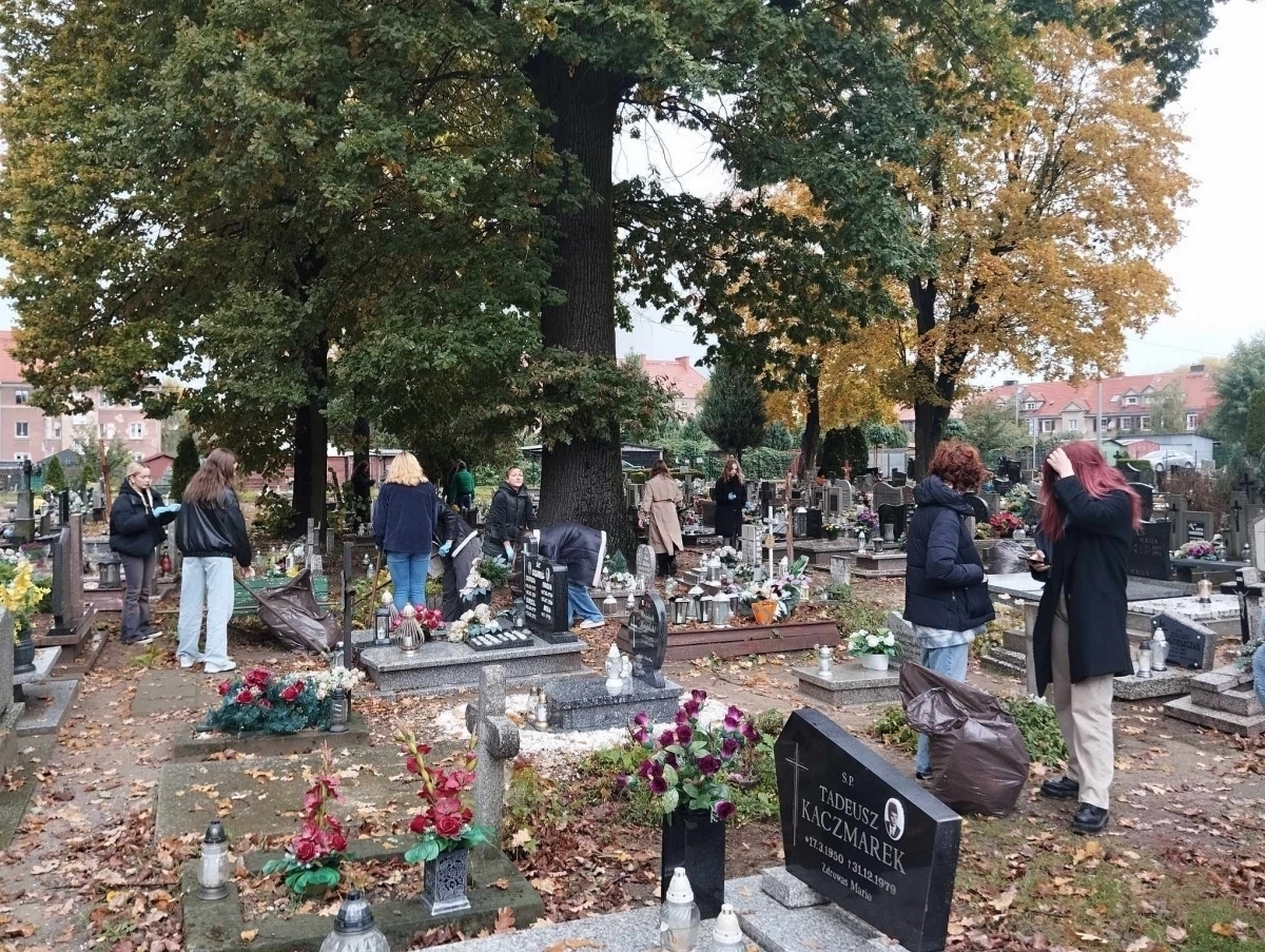 Młodzież z Zana posprzątała zapomniane groby. Akcję zainicjowało dwoje uczniów