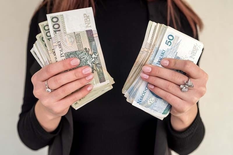 Czym chwilówki online różnią się od kredytów i pożyczek na raty