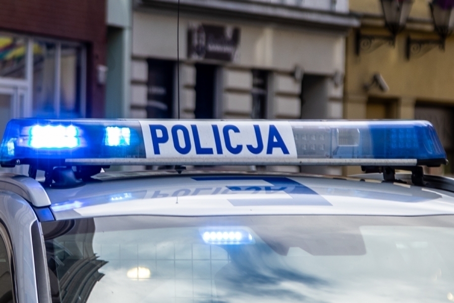 Rozbój dla chipsów i alkoholu. Butelką uderzyła ochroniarza w głowę i uciekła