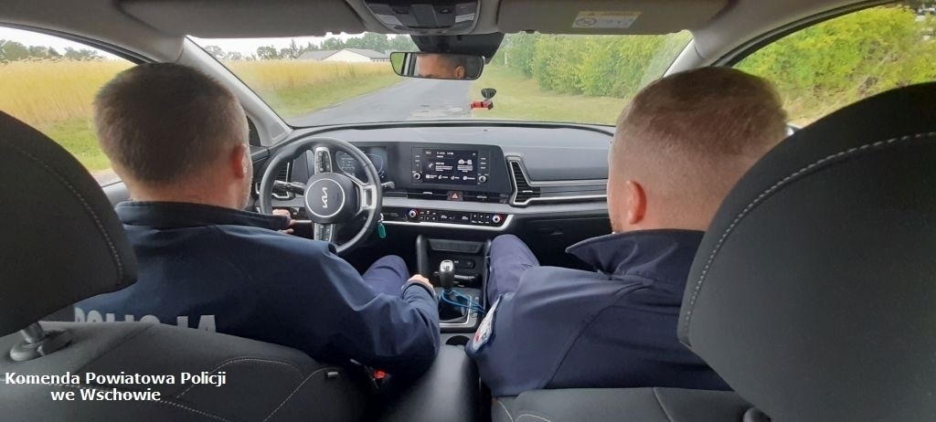 Wzmożone kontrole na drogach w powiecie. Policjanci przyglądająsię kierowcom i pieszym