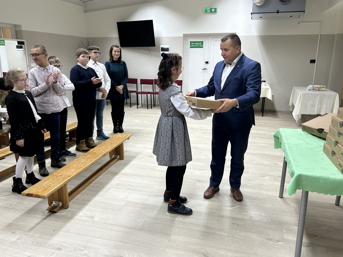 Laptopy dla uczniów jużw SOSW. Osobiście wręczałje Starosta Wschowski