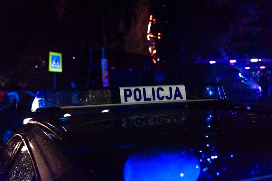 Policja ustala kto siedział za kierownicą mazdy. Cała trójka trzeźwieje