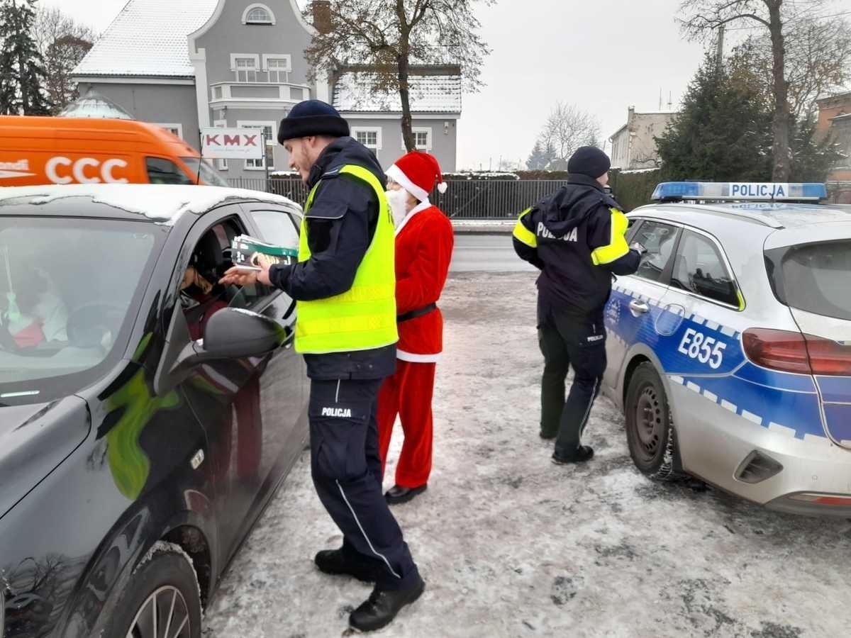 Wschowskie ulice patrolował Święty Mikołaj. Zamiast mandatów rozdawałupominki