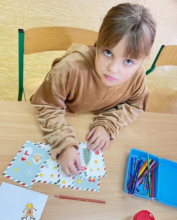 Młodsi ozdabiają starsi piszążyczenia. Kartki świąteczne od uczniów ze Sławy trafiądo hospicjum