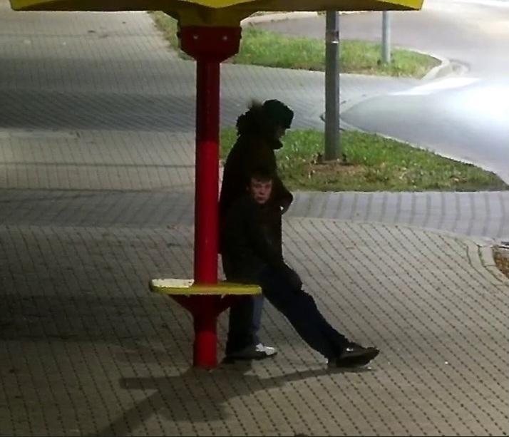 Włamanie do marketu w Lesznie. Policja szuka młodego mężczyzny FOTO